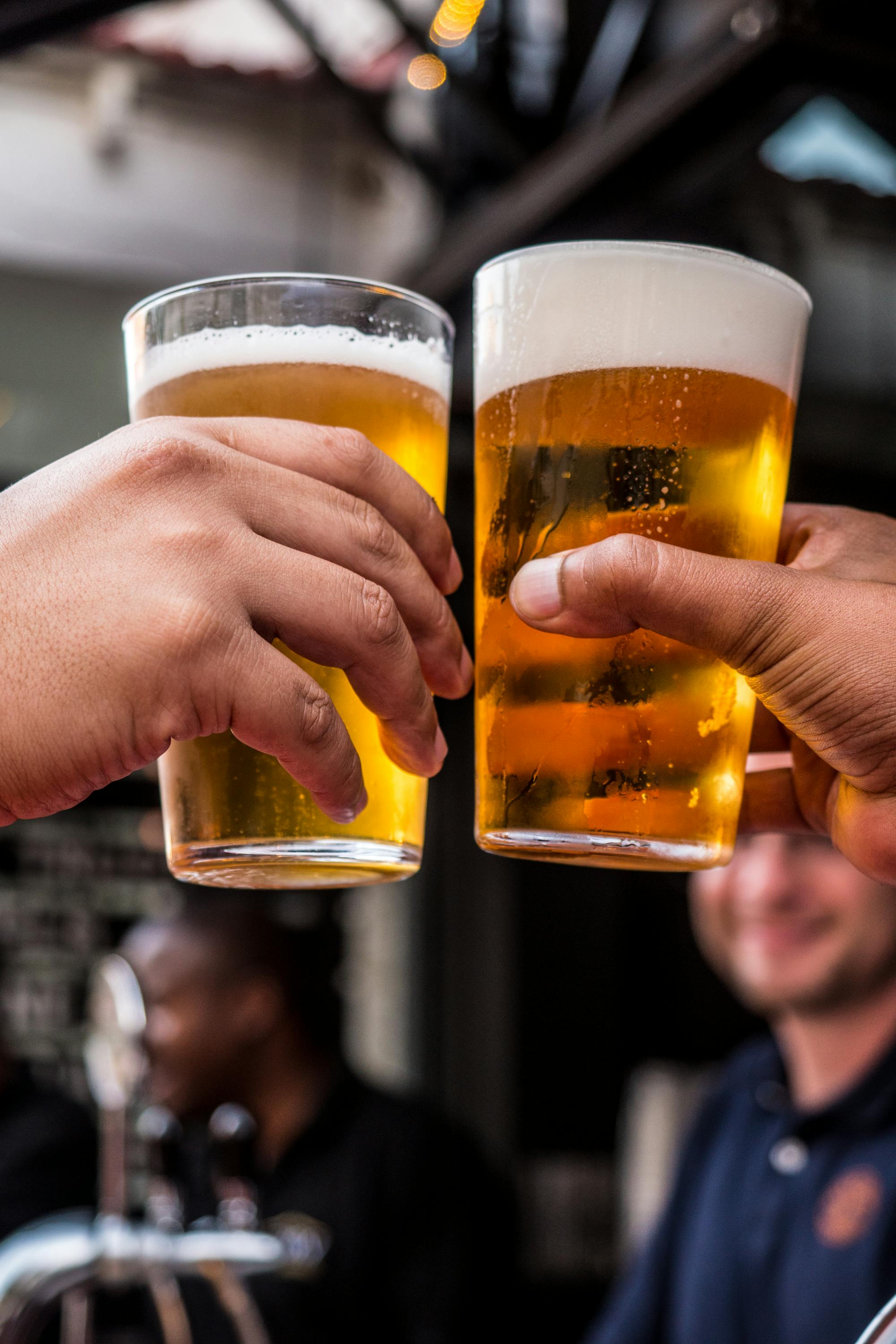 Busy pub versus empty pub